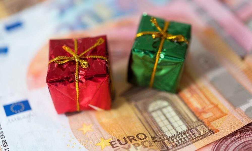 Ποιοι θα πάρουν οικονομική ενίσχυση τα Χριστούγεννα